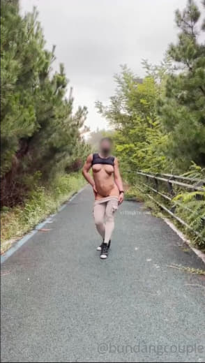 【2023-04-06】Getting more horny outside ❤️.m4v